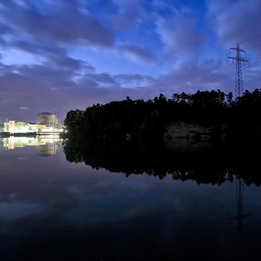 La centrale nucléaire de Beznau, en Argovie, le long de l'Aar, a été mise en service en 1969.