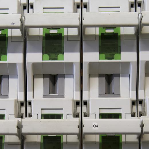 Les détails d'un transformateur électrique.