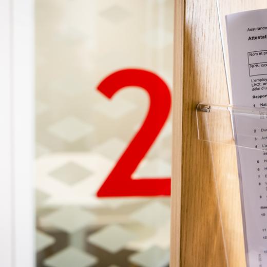 Une vue sur un document de l'agence de la Caisse cantonale de chomage (CCh) lors de l'inauguration du nouvel Office regional de placement (ORP) en presence du President de la Confederation Guy Parmelin, de la conseillere d'Etat vaudoise Rebecca Ruiz et du conseiller d'Etat vaudois Philippe Leuba le vendredi 5 novembre 2021 a Gland. (KEYSTONE/Jean-Christophe Bott)