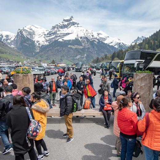 Chinesische Touristen warten an der Talstation in Engelberg nach ihrer Reise auf den Titlis, am Freitag, 17. Mai 2019. Eine grosse Reisegruppe mit 12'000 Touristen aus China bereist zur Zeit die Schweiz. Die in Florida ansaessige Firma ''Jeunesse Global'' belohnt ihre Verkaeuferinnen und Verkaeufer mit einem Schweiz-Trip. (KEYSTONE/Urs Flueeler)