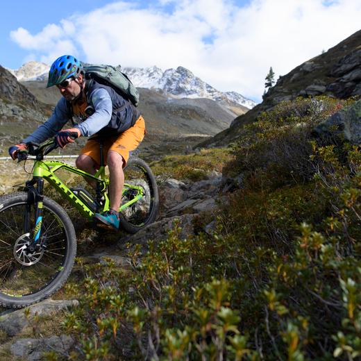 Un homme équipé d'un VTT électrique passe plus facilement certains obstacles, mais l'effort physique reste bien présent. Col de Flueela à Davos, octobre 2016.