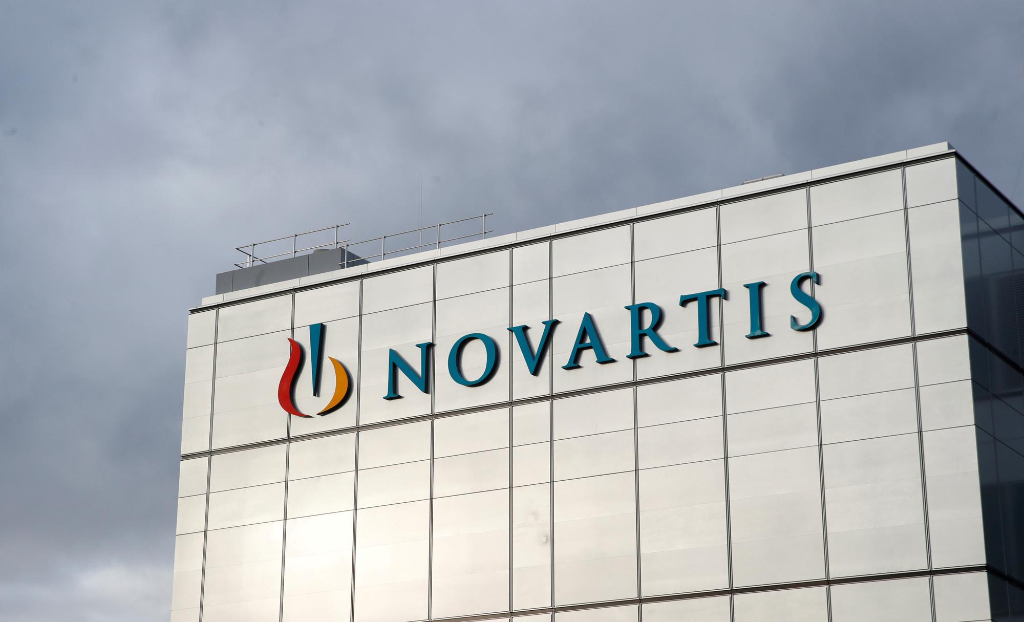 Novartis est la principale entreprise pharmaceutique suisse, avec Roche, également basée à Bâle.