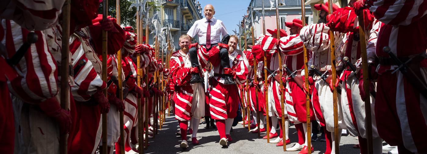 Ueli Maurer, porté par la compagnie des Cent-suisses à l'occasion de la Fête nationale suisse du 1er Août et avant le spectacle de la Fête des Vignerons, le 1er août 2019 à Vevey.
