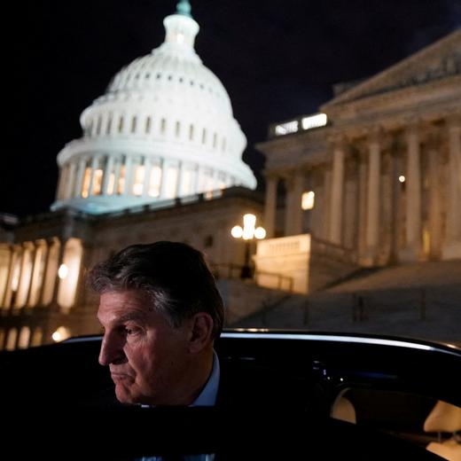 Le sénateur américain Joe Manchin devant le Capitole à Washington.