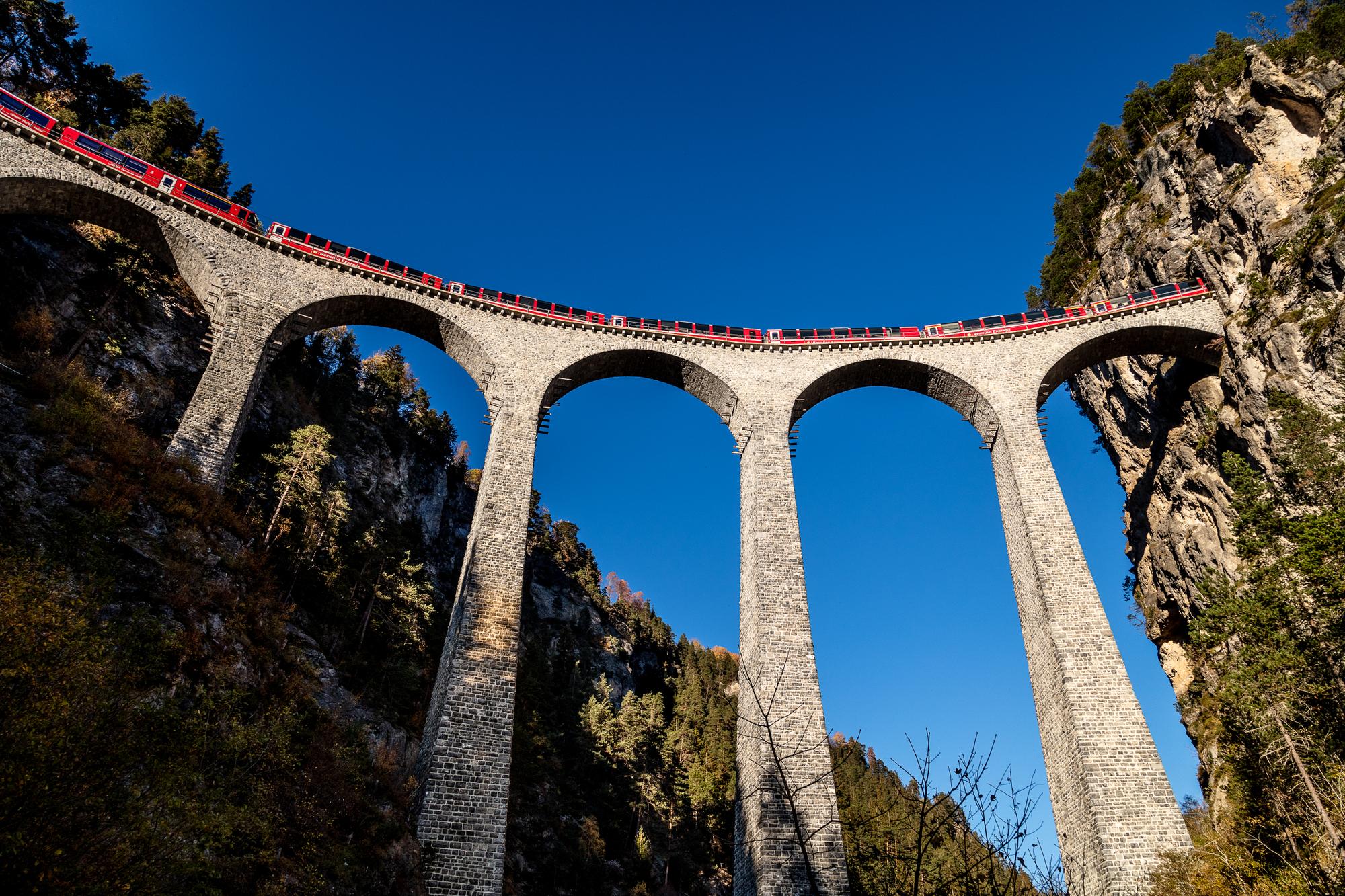 Le Bernina Express franchit, entre autres, les 142 mètres de long du viaduc de Landwasser.