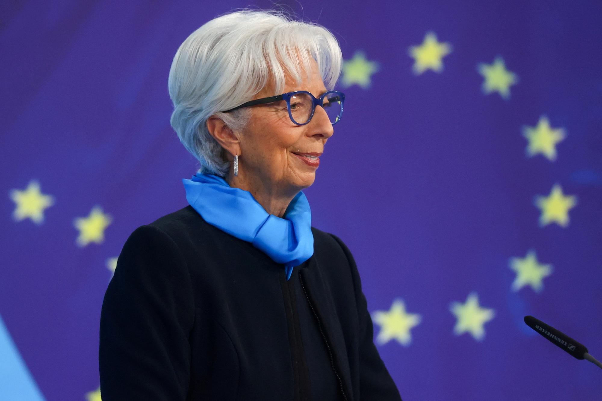 La BCE est soumise à de fortes pressions pour qu'elle ne relève pas ses taux. Ici sa présidente Christine Lagarde à Francfort, le 28 octobre 2021.