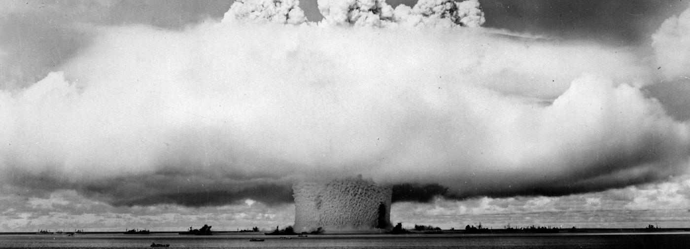 Champignon atomique après l'explosion d'une bombe expérimentale américaine. Atoll de Bikini (îles Marshall), 25 juillet 1946.