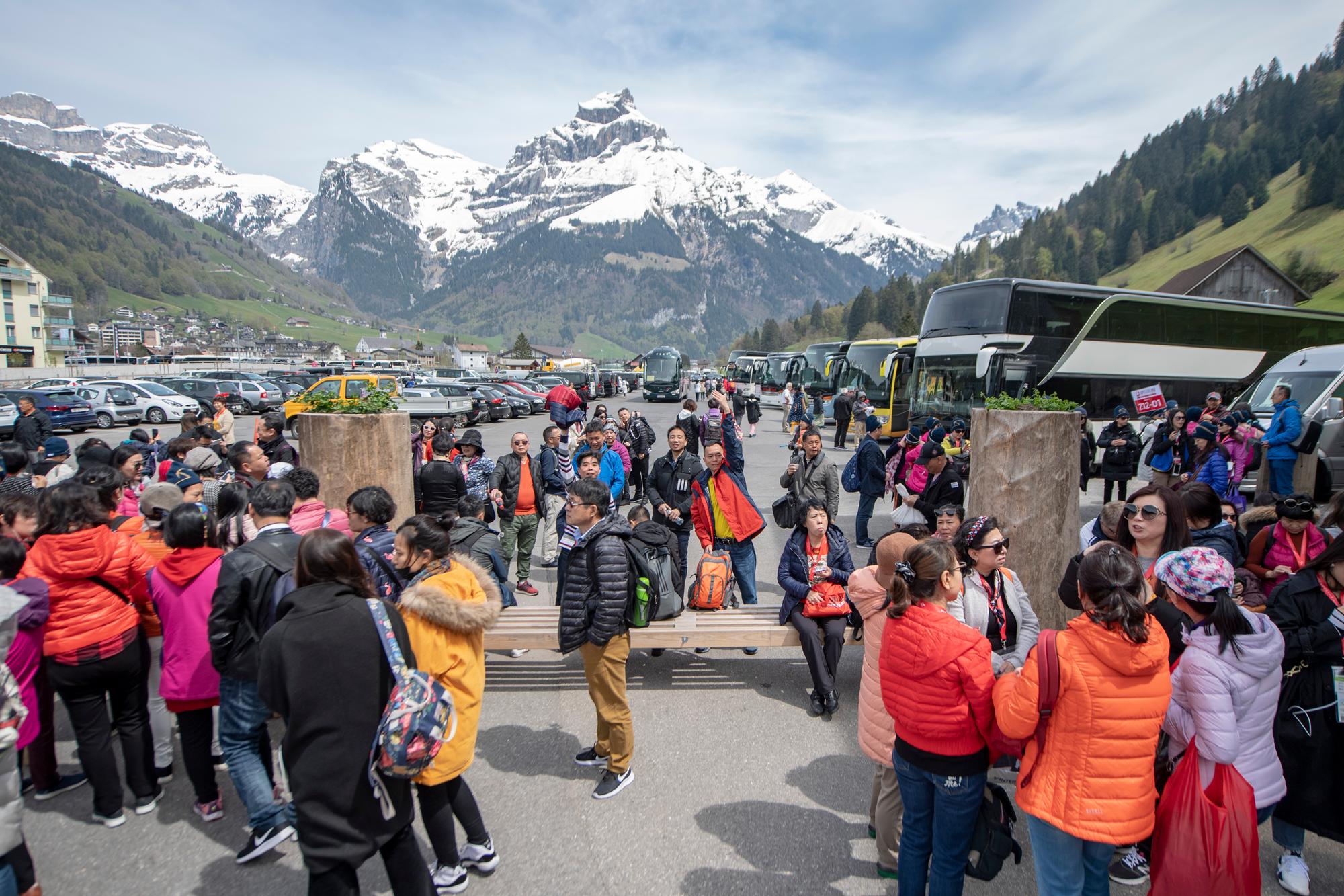Chinesische Touristen warten an der Talstation in Engelberg nach ihrer Reise auf den Titlis, am Freitag, 17. Mai 2019. Eine grosse Reisegruppe mit 12'000 Touristen aus China bereist zur Zeit die Schweiz. Die in Florida ansaessige Firma ''Jeunesse Global'' belohnt ihre Verkaeuferinnen und Verkaeufer mit einem Schweiz-Trip. (KEYSTONE/Urs Flueeler)