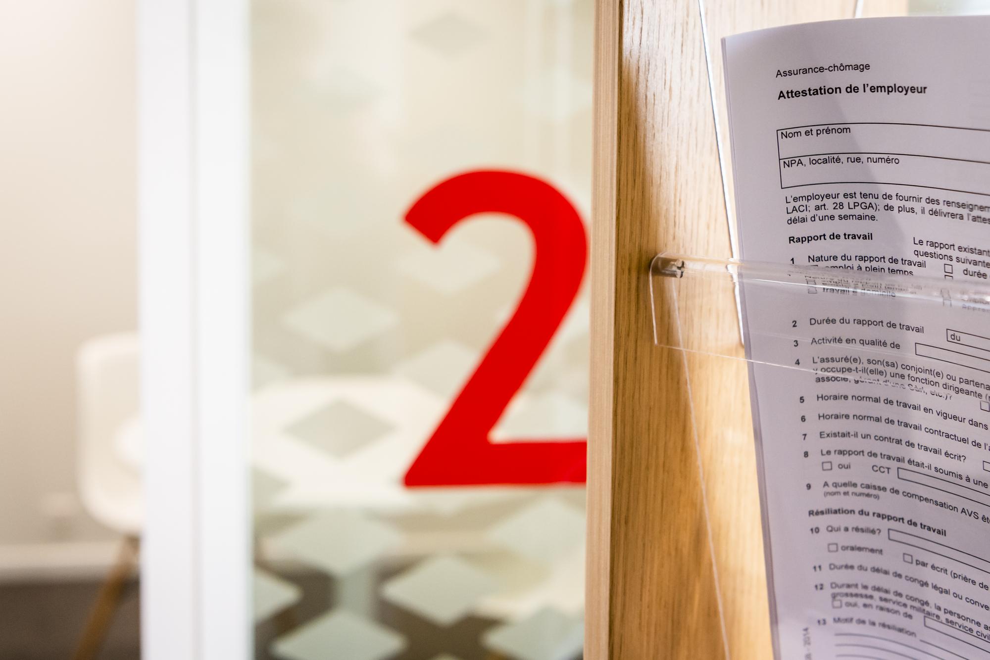 Une vue sur un document de l'agence de la Caisse cantonale de chomage (CCh) lors de l'inauguration du nouvel Office regional de placement (ORP) en presence du President de la Confederation Guy Parmelin, de la conseillere d'Etat vaudoise Rebecca Ruiz et du conseiller d'Etat vaudois Philippe Leuba le vendredi 5 novembre 2021 a Gland. (KEYSTONE/Jean-Christophe Bott)