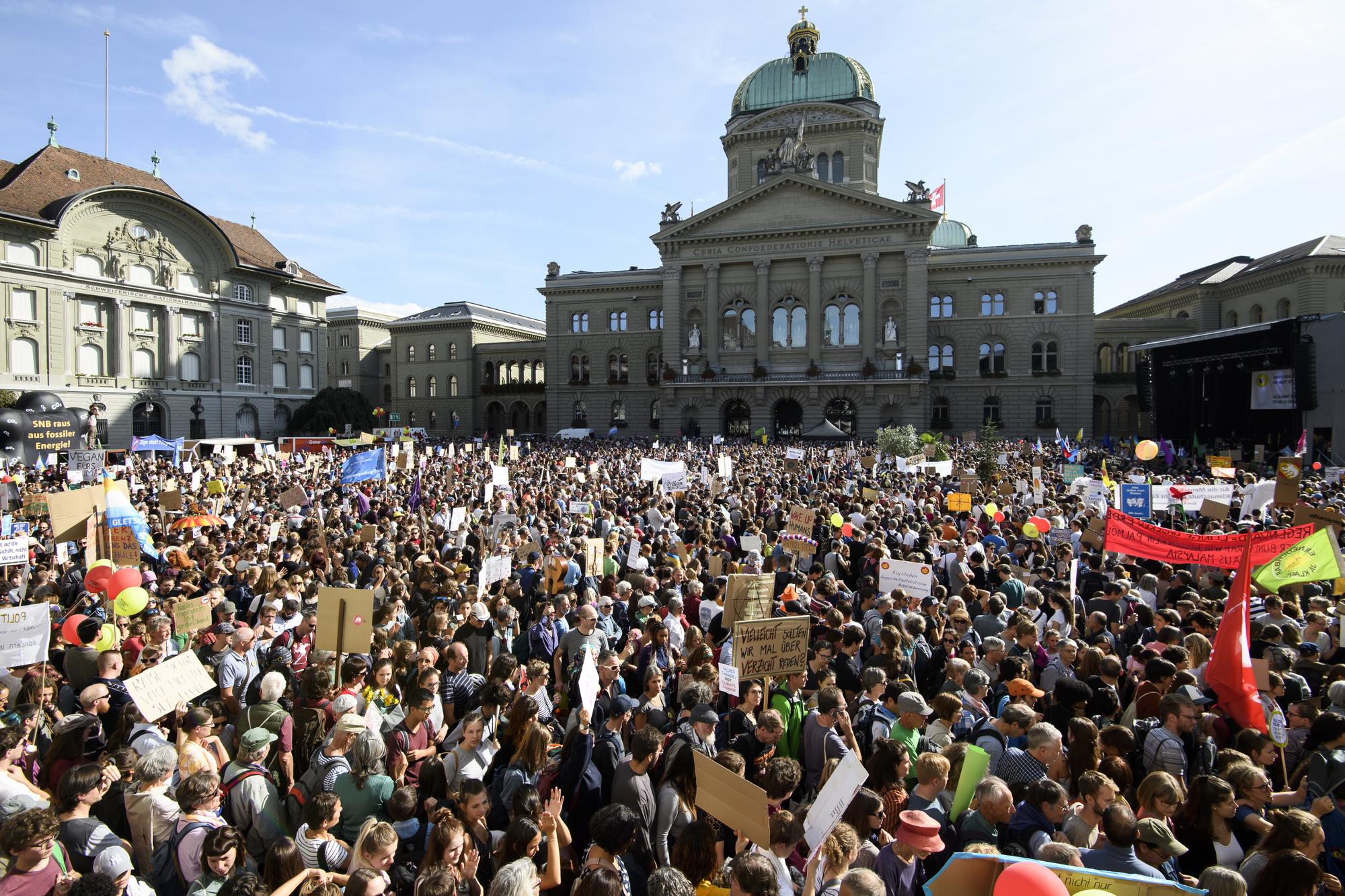 Cent mille personnes environ se sont rassemblées devant le Palais fédéral lors de la manifestation pour le climat à Berne, le 28 septembre.