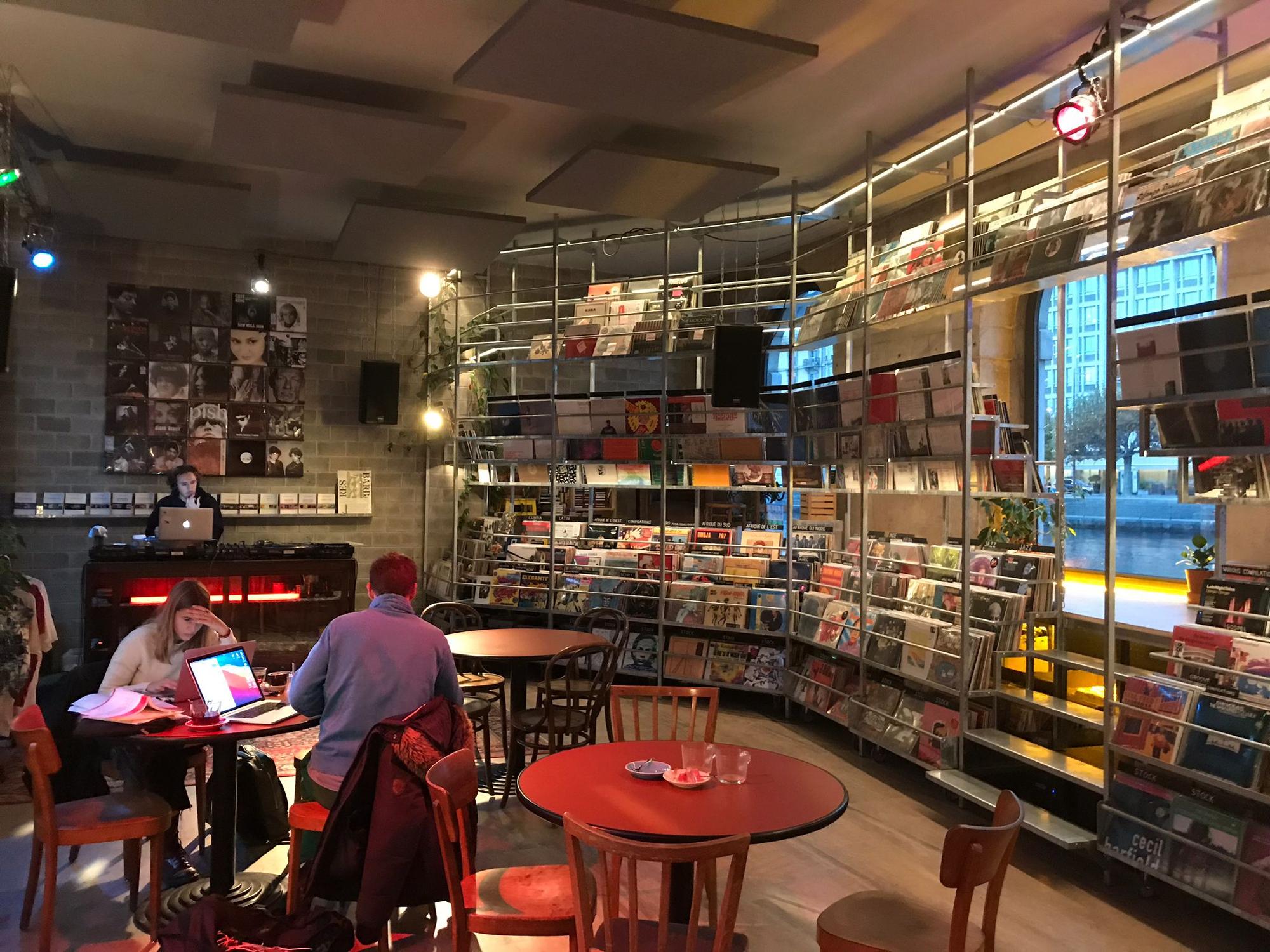À Bongo Joe, le café côtoie le magasin de disque.