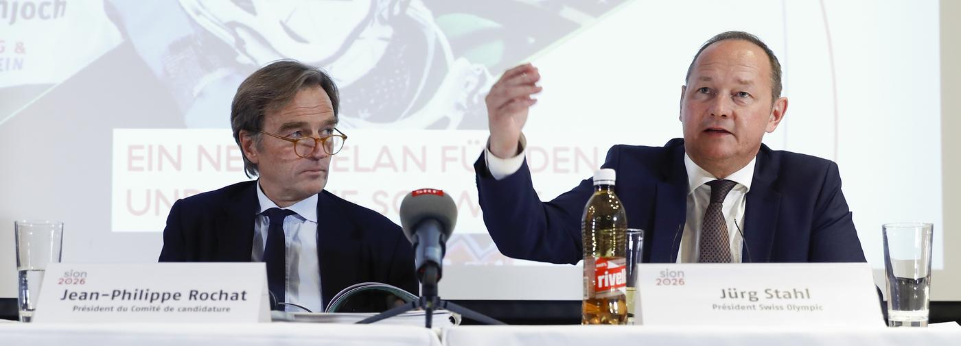 Juerg Stahl, président de Swiss Olympic (droite) et Jean-Philippe Rochat (gauche).