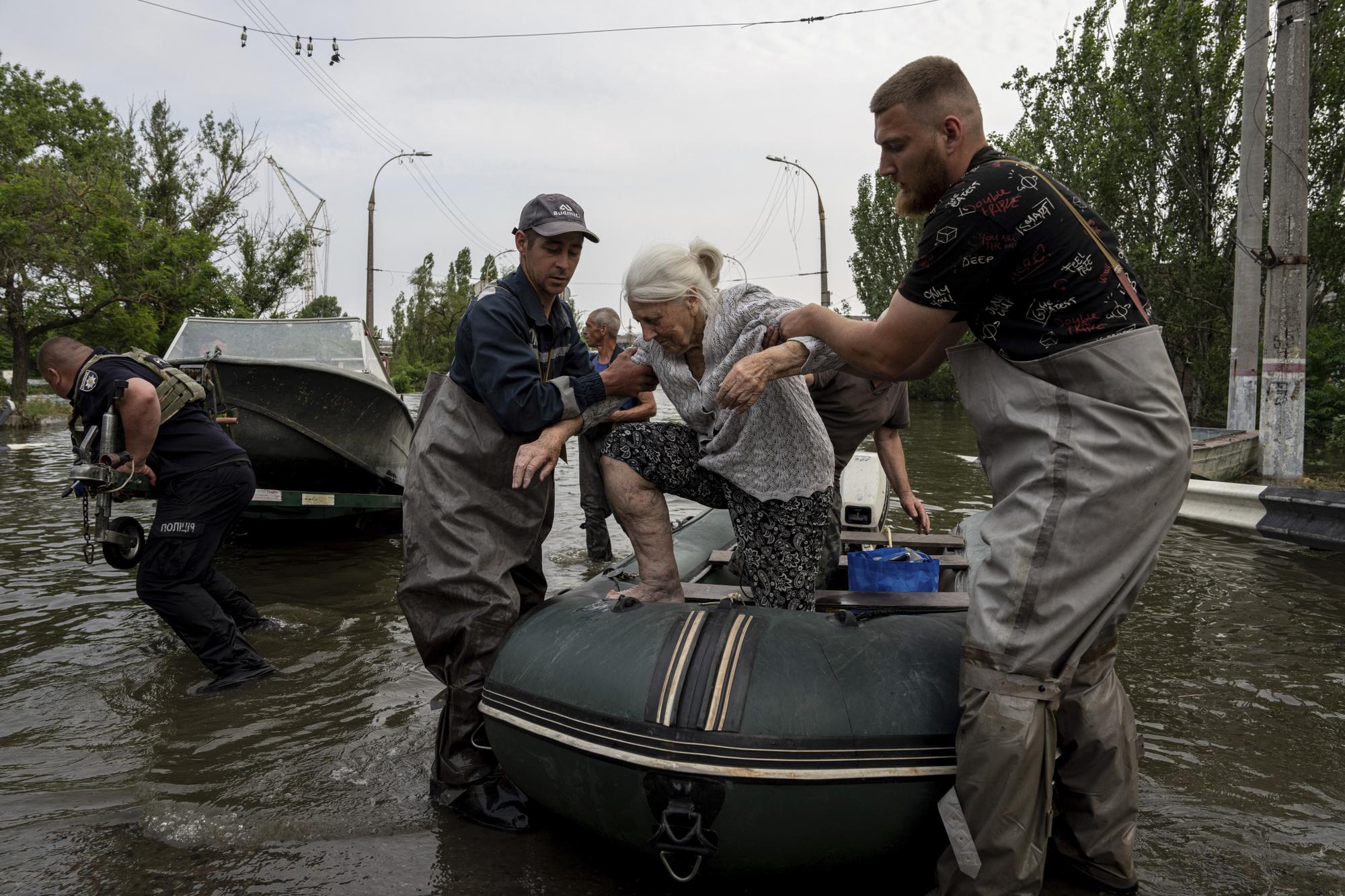 Evacuation d'une dame âgée à Kherson le 7 juin 2023.