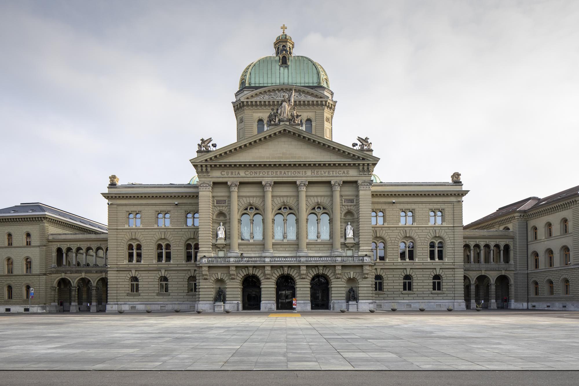 ARCHIV --- ZUR BERICHTERSTATTUNG «EIN JAHR VOR DEN EIDGENOESSISCHEN WAHLEN 2023», STELLEN WIR IHNEN BILDMATERIAL ZU FEATURES AUS DEM BUNDESHAUS ZUR VERFUEGUNG --- Das Bundeshaus und der menschenleere Bundesplatz, am Samstag, 21. Maerz 2020 in Bern. (KEYSTONE/Peter Klaunzer)