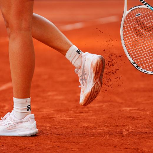Mandatory Credit: Photo by Javier Garcia/Shutterstock 13949272dr Iga Swiatek bats clay off her Asics shoes French Open Tennis, Day 12, Roland Garros, Paris, France - 08 June 2023 French Open Tennis, Day 12, Roland Garros, Paris, France - 08 June 2023 PUBLICATIONxINxGERxSUIxAUTxHUNxGRExMLTxCYPxROUxBULxUAExKSAxONLY Copyright: xJavierxGarcia/Shutterstockx 13949272dr