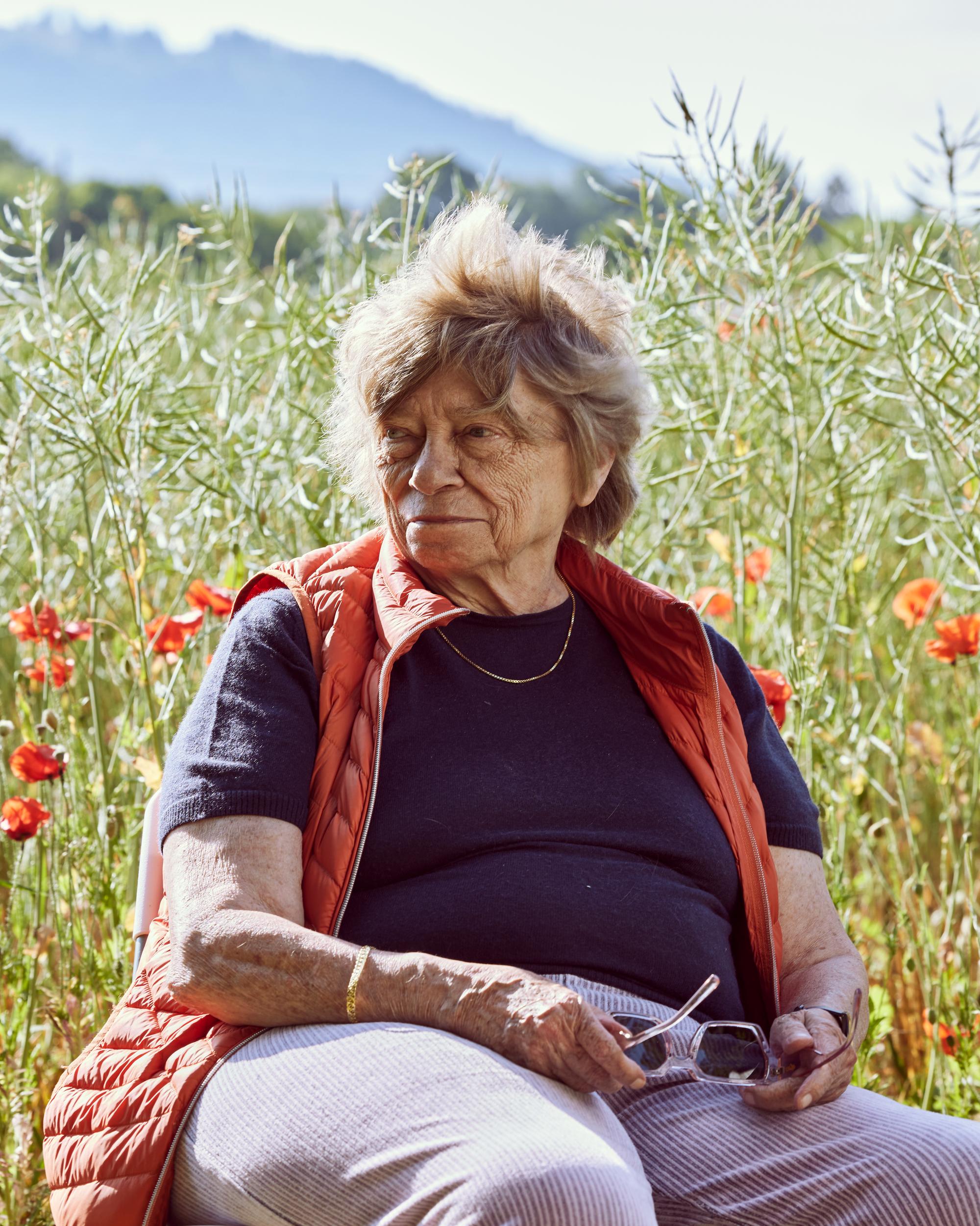 Christiane Brunner photographiée dans son jardin à Ferreyres, le 6 juin 2023.