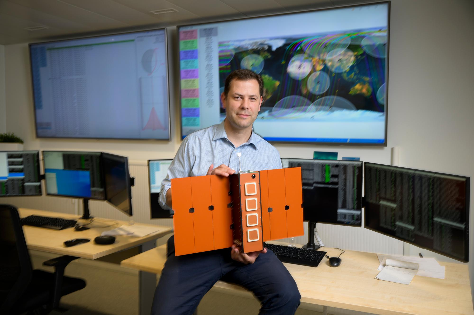 Fabien Jordan, patron d'Astrocast avec le satelitte dans la salle de commande. Chavannes-près-Renens. 7.6.2023.