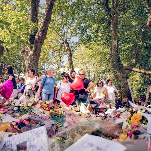 Drame d'Annecy, avant et après le rassemblement de soutien sur l'esplanade du Pâquier, les gens déposent des fleurs messages et peluches sur les lieux du drame , le 11.06.2023 © David Wagnières