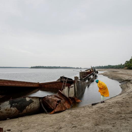 Au bord de la rivière Dnipro après la destruction du barrage hydraulique, près de Zaporijjia.