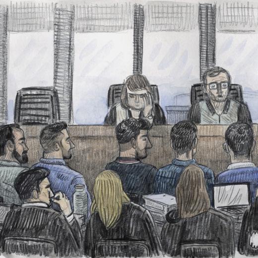 GERICHTSZEICHNUNG - Un dessin montre les six policiers face a la cour dans la salle d'audience lors de l'ouverture du proces de six policiers accuses de l'homicide de Mike Ben Peter devant le Tribunal correctionnel de l'arrondissement de Lausanne delocalise dans la salle d'audience cantonale de Renens le lundi 12 juin 2023 a Renens. Le proces des six policiers accuses d'etre impliques dans la mort de Mike Ben Peter, lors d'une interpellation musclee en 2018 a Lausanne, s'est ouvert lundi matin. (KEYSTONE/Frederic Bott)
