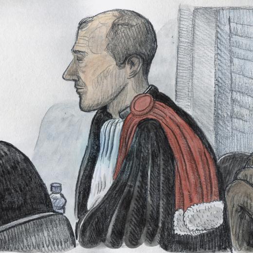 GERICHTSZEICHNUNG - Un dessin montre le procureur Laurent Maye dans la salle d'audience lors de l'ouverture du proces de six policiers accuses de l'homicide de Mike Ben Peter devant le Tribunal correctionnel de l'arrondissement de Lausanne delocalise dans la salle d'audience cantonale de Renens le lundi 12 juin 2023 a Renens. Le proces des six policiers accuses d'etre impliques dans la mort de Mike Ben Peter, lors d'une interpellation musclee en 2018 a Lausanne, s'est ouvert lundi matin. (KEYSTONE/Frederic Bott)