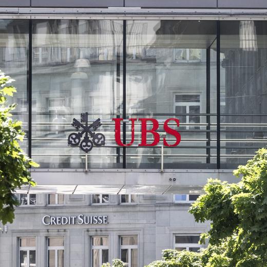 Die beiden Logos der Banken UBS und Credit Suisse, aufgenommen am Montag, 12. Juni 2023 in Zuerich. Heute verkuendete die nunmehr einzige Schweizer Grossbank in einem offenen Brief: Die Uebernahme der Credit Suisse durch die UBS ist vollzogen. (KEYSTONE/Ennio Leanza)