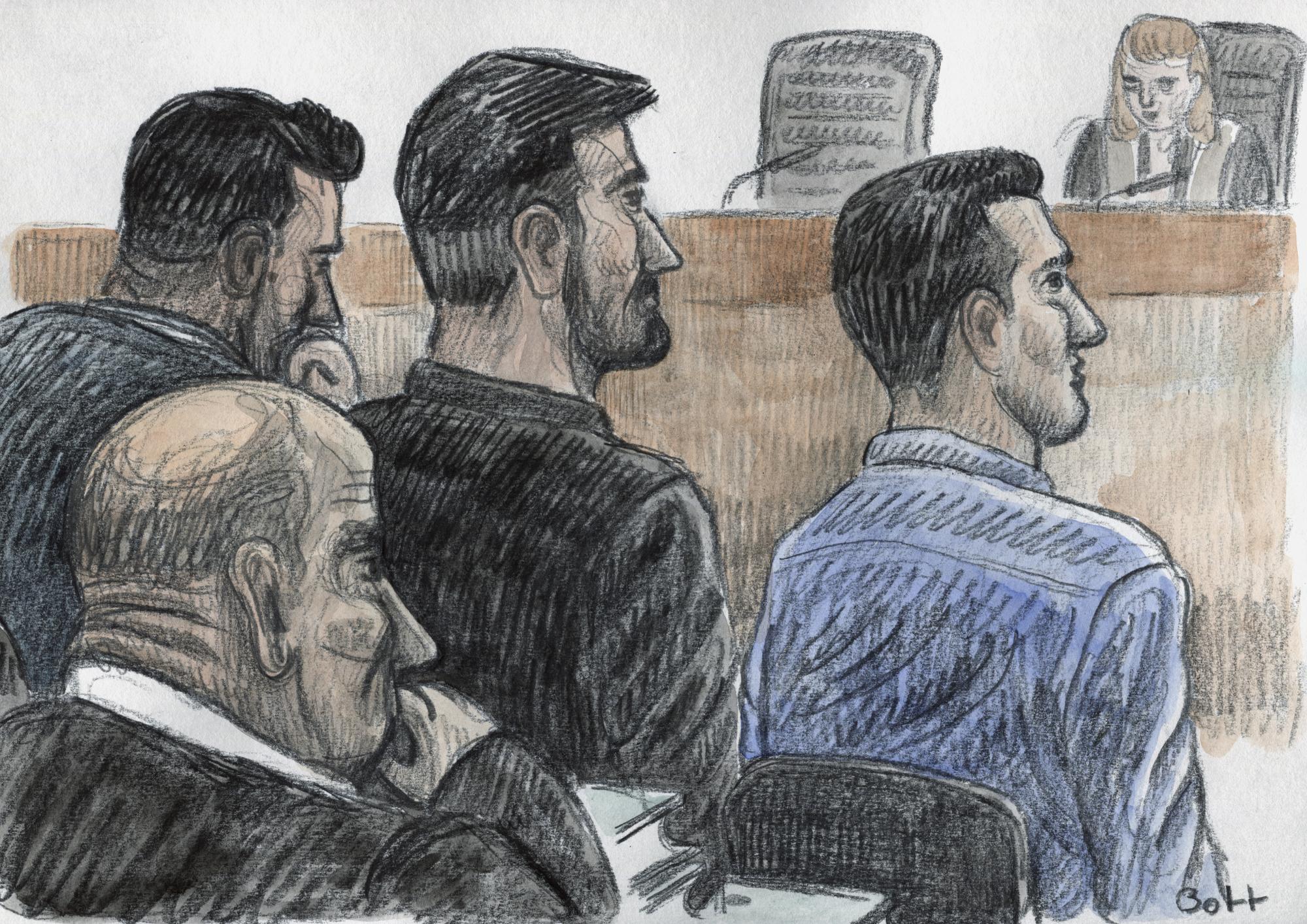 GERICHTSZEICHNUNG - Un dessin montre trois des six policiers, avec a droite, celui qui est intervenu en premier, face a la cour dans la salle d'audience lors de l'ouverture du proces de six policiers accuses de l'homicide de Mike Ben Peter devant le Tribunal correctionnel de l'arrondissement de Lausanne delocalise dans la salle d'audience cantonale de Renens le lundi 12 juin 2023 a Renens. Le proces des six policiers accuses d'etre impliques dans la mort de Mike Ben Peter, lors d'une interpellation musclee en 2018 a Lausanne, s'est ouvert lundi matin. (KEYSTONE/Frederic Bott)