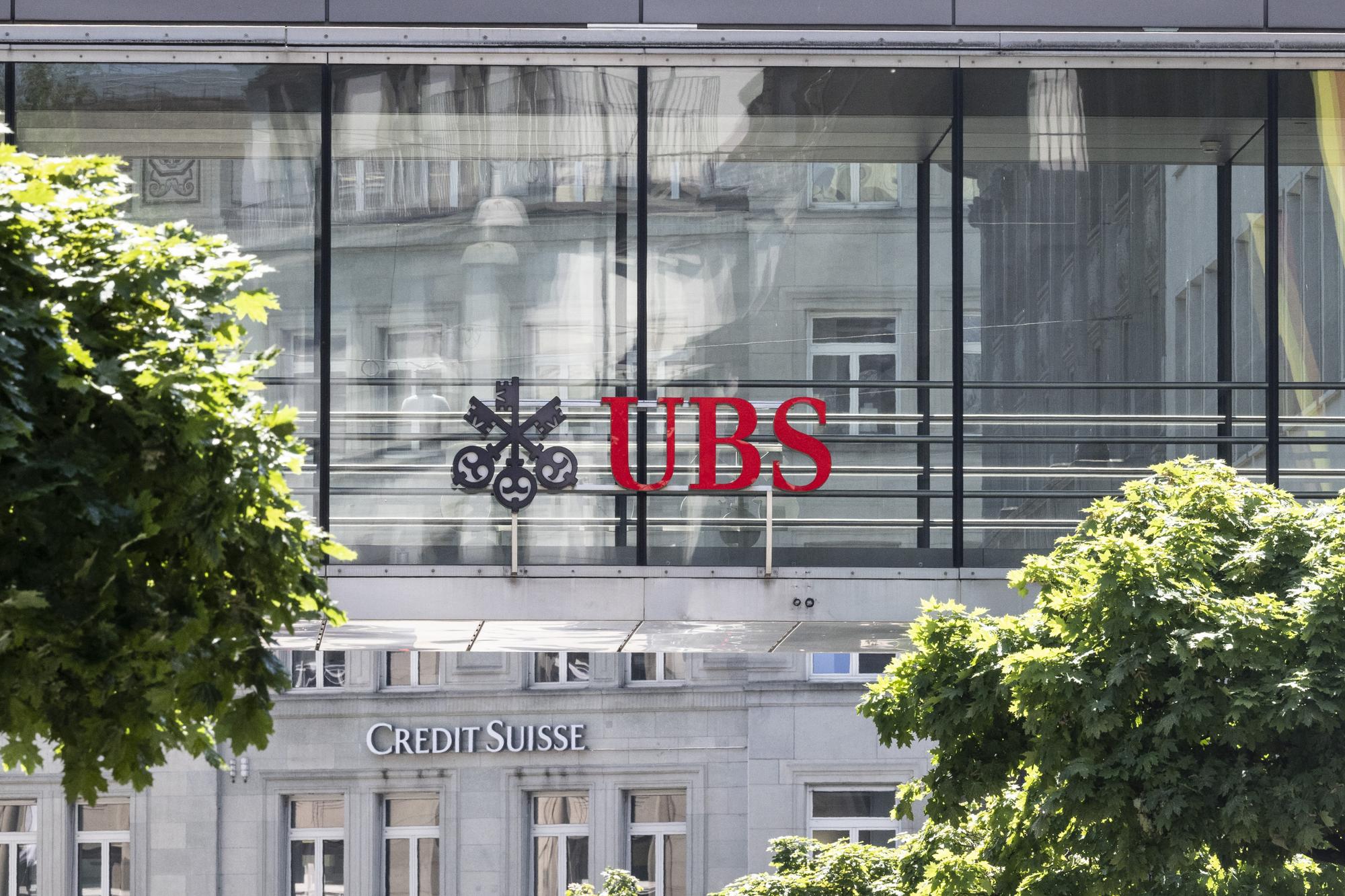 Die beiden Logos der Banken UBS und Credit Suisse, aufgenommen am Montag, 12. Juni 2023 in Zuerich. Heute verkuendete die nunmehr einzige Schweizer Grossbank in einem offenen Brief: Die Uebernahme der Credit Suisse durch die UBS ist vollzogen. (KEYSTONE/Ennio Leanza)