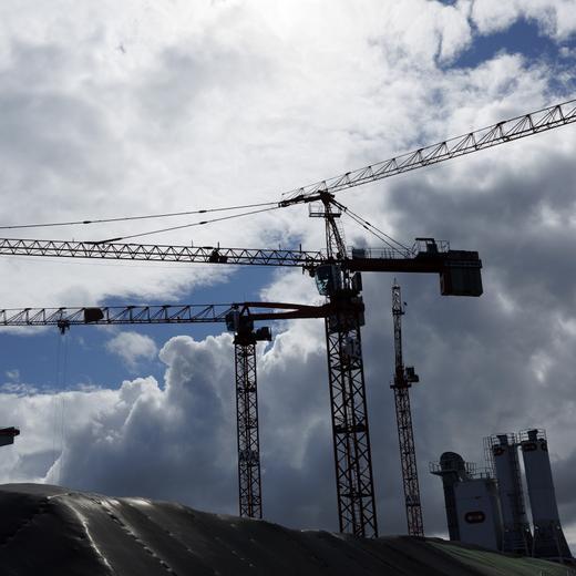 Des grues s'activent sur le chantier Quai des Vernets pour la construction d'immeubles dans le périmètre Praille Acacias Vernets (PAV), le lundi 8 mai 2023 a Genève.