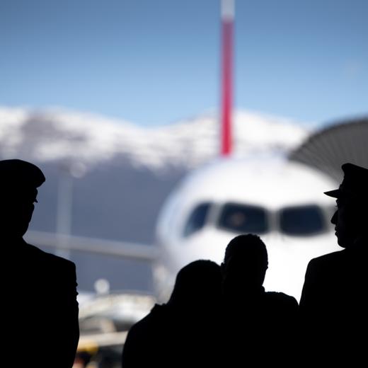 L'equipage, pilote et hotesse, attend devant un avion de la compagnie Swiss International Air Lines sur le tarmac ce lundi 24 fevrier 2020 a l'aeroport de Geneve. L'aeroport international de Geneve, couramment appele aeroport de Geneve-Cointrin fete ses 100 ans en 2020.(KEYSTONE/Laurent Gillieron)