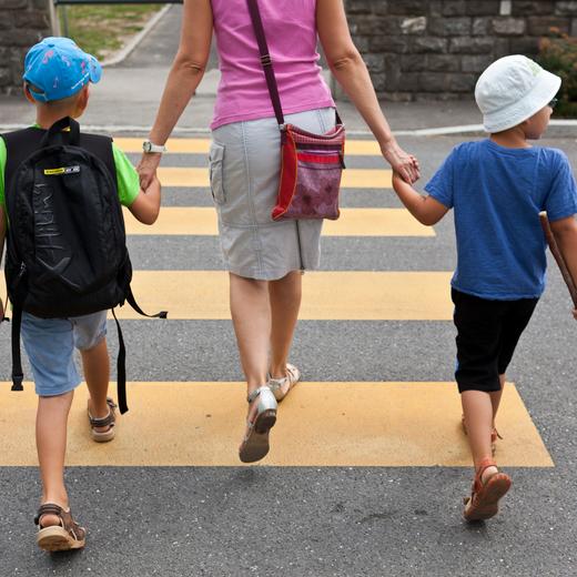 En Allemagne et en Suisse, il en va tout autrement: «Une femme qui continue de travailler après avoir eu des enfants est une Rabenmutter, une mère indigne. Elle ne s'occupe pas d'eux, voire les délaisse.»