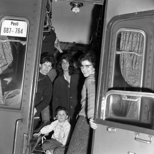 Italienische Gastarbeiter besteigen am 23. April 1963 am Hauptbahnhof Zuerich den Zug nach Italien, um in ihrem Herkunftsland an den nationalen Parlamentswahlen teilnehmen zu koennen, die am Wochenende stattfinden. (KEYSTONE/PHOTOPRESS-ARCHIV/Hans Krebs)