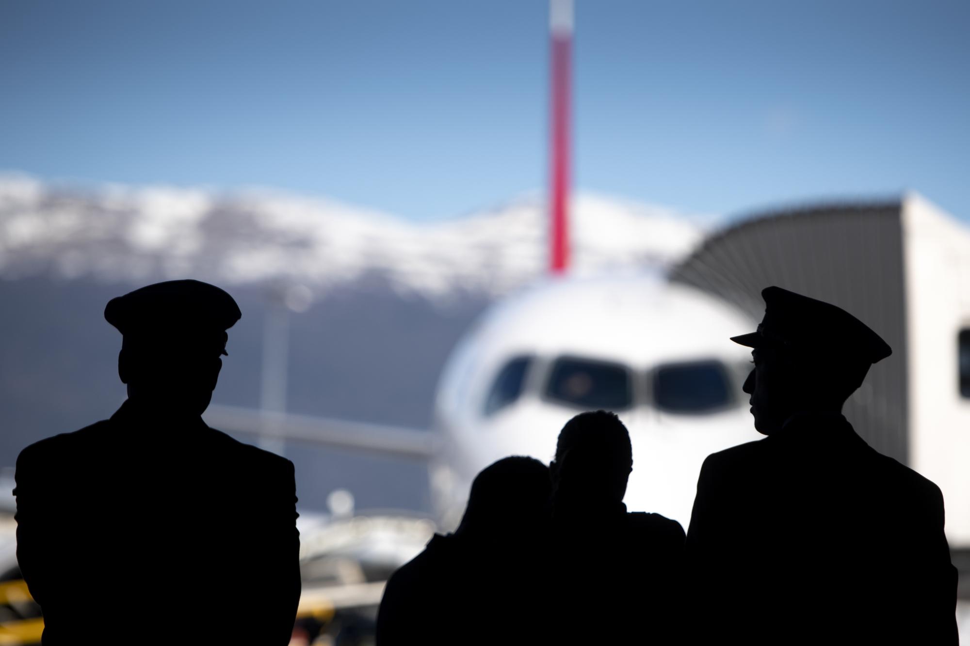 L'equipage, pilote et hotesse, attend devant un avion de la compagnie Swiss International Air Lines sur le tarmac ce lundi 24 fevrier 2020 a l'aeroport de Geneve. L'aeroport international de Geneve, couramment appele aeroport de Geneve-Cointrin fete ses 100 ans en 2020.(KEYSTONE/Laurent Gillieron)