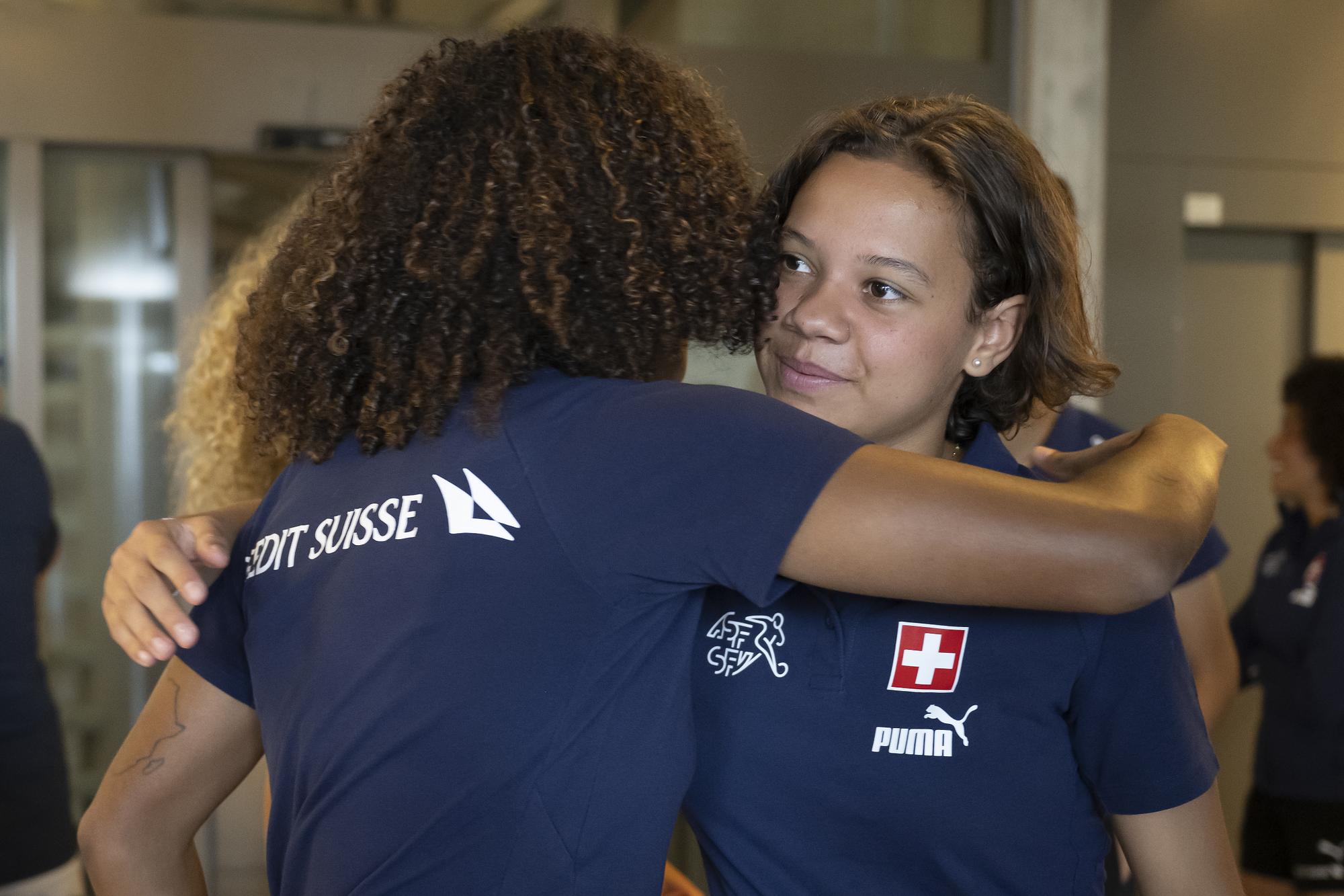 Schweizer Spielerinnen Iman Beney, rechts, und Aurelie Csillag, links, begruessen sich bei ihrer Ankunft im Trainingscamp der Schweizer Fussball-Nationalmannschaft der Frauen, am Dienstag, 13. Juni 2023 auf dem Areal des Nationalen Sportzentrums Magglingen NSM, Kanton Bern. Das Team Schweiz wird an der Fussball-Weltmeisterschaft der Frauen vom 20. Juli bis 20. August in Australien und Neuseeland teilnehmen. (KEYSTONE/Anthony Anex)