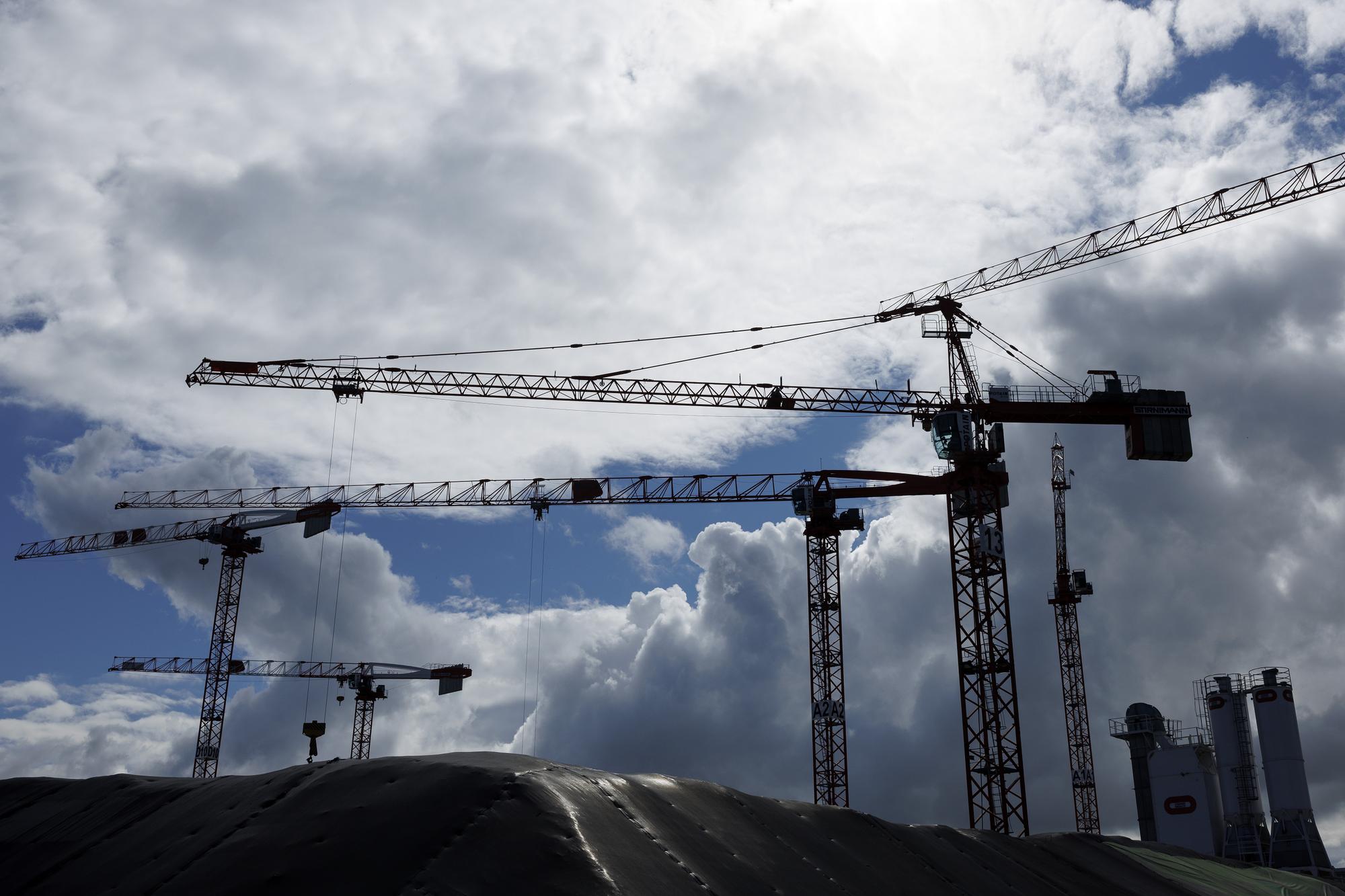 Des grues s'activent sur le chantier Quai des Vernets pour la construction d'immeubles dans le perimetre Praille Acacias Vernets (PAV), ce lundi 8 mai 2023 a Geneve. La construction de Quai des Vernets comprenant 1355 logements et un groupe scolaire marque le debut de la transformation du site de l'ancienne caserne des Vernets dans le cadre du projet urbain Praille Acacias Vernets (PAV). (KEYSTONE/Salvatore Di Nolfi)