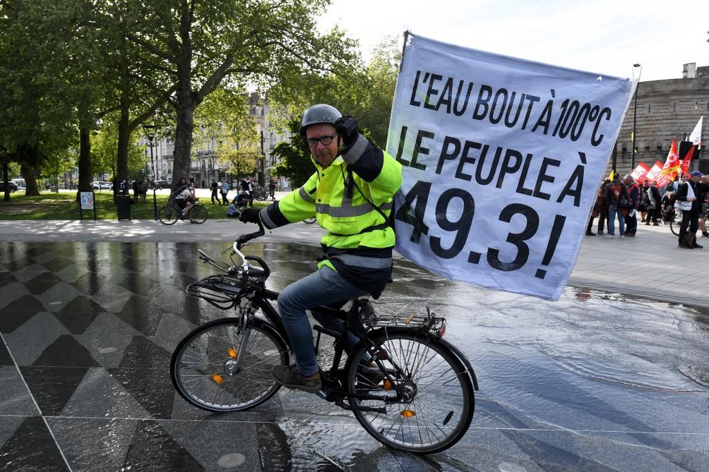 Un opposant à la réforme des retraites, le 3 mai à Nantes.