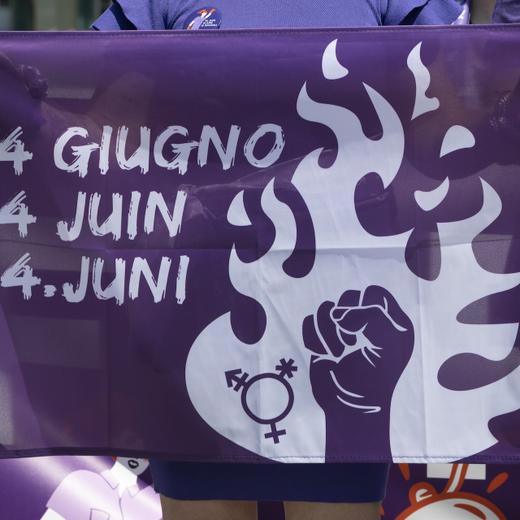 Eine Teilnehmerin haelt eine Flagge mit den Farben des Frauenstreiks in den Haenden waehrend einer Medienkonferenz, am Mittwoch, 31. Mai 2023 in Bern. Der Frauenstreik findet am 14. Juni statt. (KEYSTONE/Anthony Anex)
