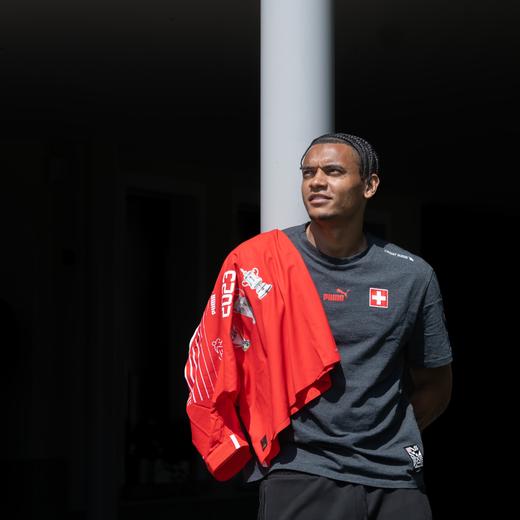 Manuel Akanji bei einem Mediengespraech, am Mittwoch, 14. Juni 2023 in Locarno. Die Schweizer Fussballnationalmannschaft absolviert im Hinblick auf die Euro 2024-Qualifikation eine Vorbereitung im Centro Sportivo Tenero. (KEYSTONE/Ti-Press/Samuel Golay)