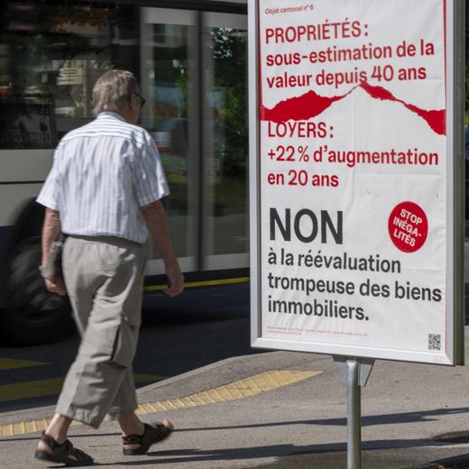 Un personne passe devant des affiches des partis politiques et des associations donnant leurs mots d'ordre pour les votations federales, cantonales et communales du 18 juin, ce jeudi 15 juin 2023 a Geneve. Les citoyens suisses et genevois se prononceront sur trois objets federaux: Arrete federal sur une imposition particuliere des grands groupes d'entreprises, Loi sur les objectifs en matiere de protection du climat et sur la Loi federale COVID-19 et les 6 objets cantonaux genevois: Initiave pour la creation d?emplois sociaux et ecologiques et la reduction de la duree du travail (initiative 1000 emplois), Initiative pour un conge parental maintenant !, Initiative pour une contribution temporaire de solidarite sur les grandes fortunes, Loi constitutionnelle pour la protection de l?individu dans l?espace numerique, Loi constitutionnelle sur le droit a l?alimentation, Loi sur les estimations fiscales de certains immeubles (LEFI) et le seul objet Ville de Geneve: Acceptez-vous la deliberation du Conseil municipal de la Ville de Geneve, donnant un preavis favorable au plan localise de quartier Acacias 1 (PAV). (KEYSTONE/Martial Trezzini)