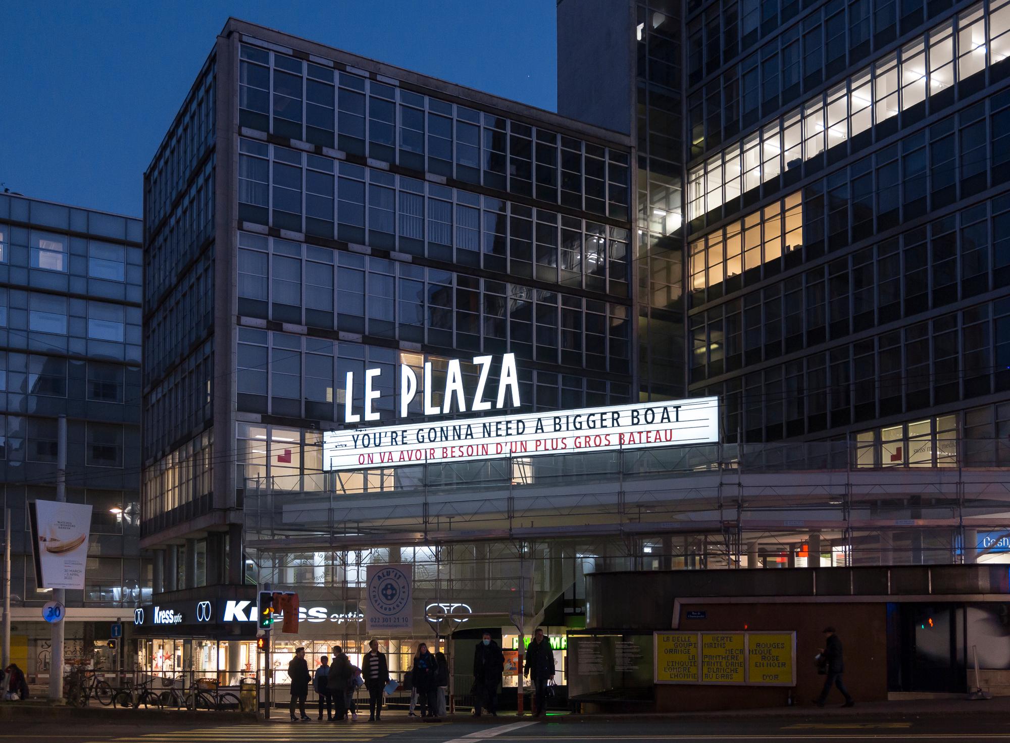 Installation artistique par Christian Robert-Tissot sur l'enseigne du cinéma Plaza, 2022.