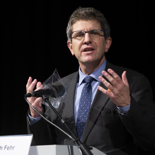 Erich Fehr, Stadtpraesident Biel, spricht bei der Uebergabe des Schlussberichts der Dialoggruppe Westast an Regierungsrat Christoph Neuhaus, am Montag, 7. Dezember 2020, in Biel. (KEYSTONE/Peter Klaunzer)