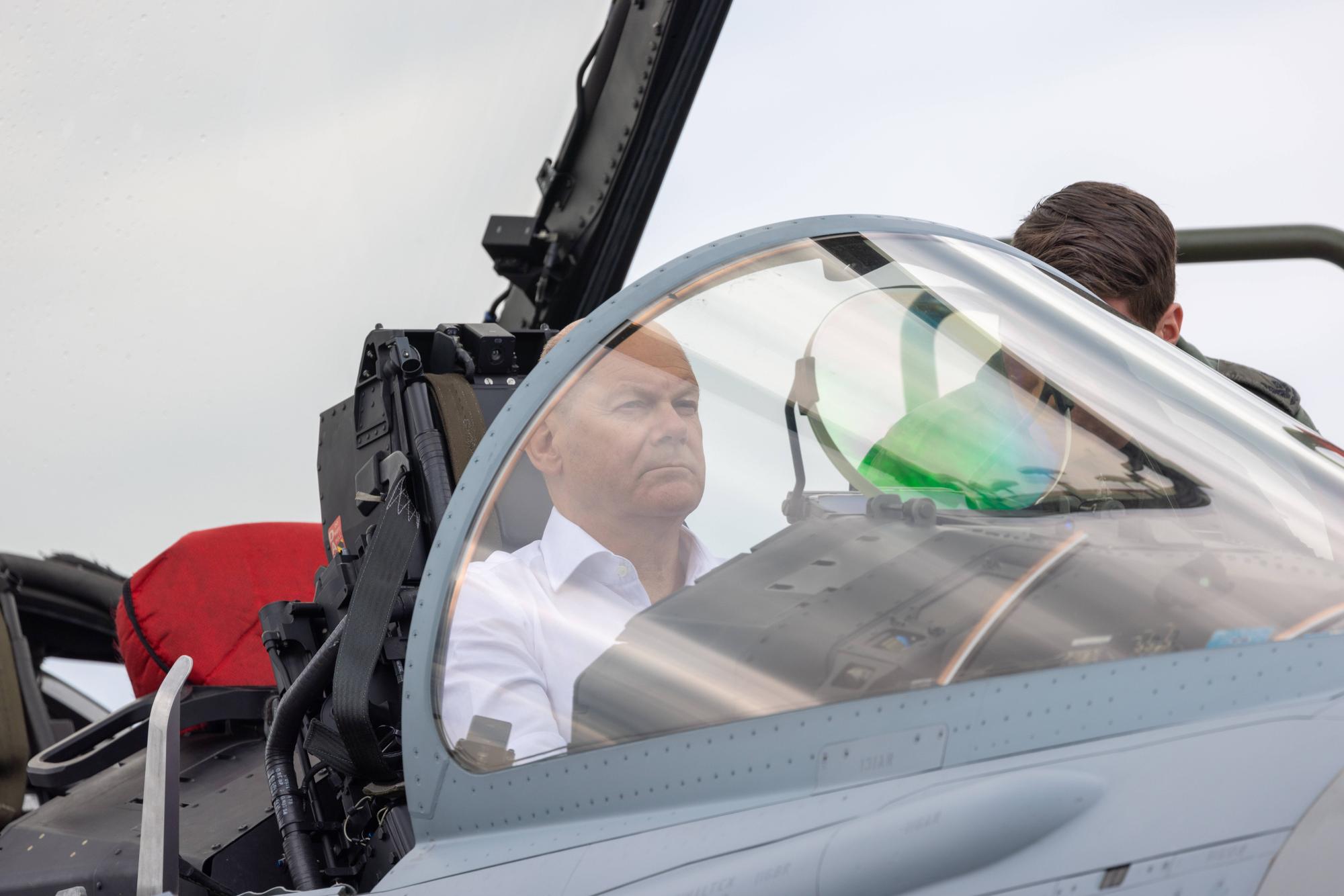 Bundeskanzler Olaf Scholz besucht Air Defender 2023 Schleswig, Deutschland - 16. Juni 2023: Bundeskanzler Olaf Scholz sitzt in einem Kampflugzeug Eurofighter und lÃ¤sst sich dieses von einem deutschen Piloten der Luftwaffe erklÃ¤ren im Rahmen seines Besuches auf dem LuftwaffenstÃ¼tzpunkt in Jagel bei Schleswig. Air Defender 2023 ist in der Geschichte der NATO die grÃ¶ÃŸte LuftwaffenÃ¼bung des VerteidigungsbÃ¼ndnis. Schleswig-Holstein