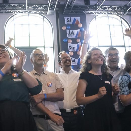 Sophie Fuerst, Co-Kampagnenleiterin, Marcel Haenggi Journalist und Klimaaktivist, Nationalrat Balthasar Glaettli, GP-ZH, Praesident der Gruenen Schweiz, Nicole Silvestri vom Verein Klimaschutz Schweiz, Nationalrat Roger Nordmann, SP-VD, und Myriam Roth, Bieler Gruene, von links, jubeln nach den ersten Hochrechnungen zum Klimaschutz-Gesetz, welches an diesem Sonntag zur Eidgenoessischen Abstimmung kam, am Sonntag, 18. Juni 2023 in Bern. (KEYSTONE/Alessandro della Valle)