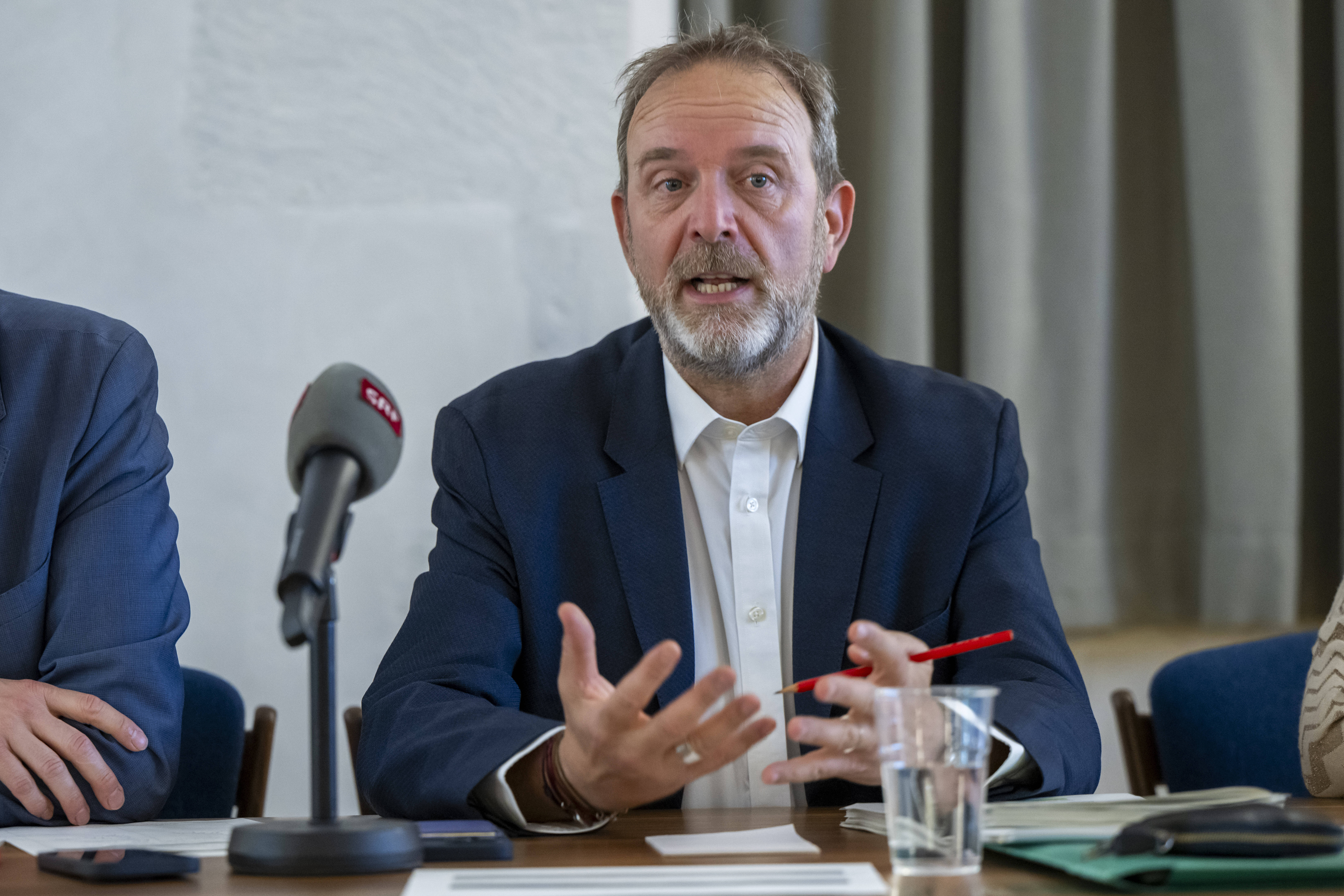 Le conseiller d'Etat genevois Thierry Apotheloz, s'exprime, lors d'un point de presse sur les resultats des votations des objets federaux et cantonaux et le seul objet communale en ville de geneve, ce dimanche 18 juin 2023 a Geneve. Les citoyens suisses et genevois ont votes sur trois objets federaux: Arrete federal sur une imposition particuliere des grands groupes d'entreprises, Loi sur les objectifs en matiere de protection du climat et sur la Loi federale COVID-19 et les 6 objets cantonaux genevois: Initiave pour la creation d?emplois sociaux et ecologiques et la reduction de la duree du travail (initiative 1000 emplois), Initiative pour un conge parental maintenant !, Initiative pour une contribution temporaire de solidarite sur les grandes fortunes, Loi constitutionnelle pour la protection de l?individu dans l?espace numerique, Loi constitutionnelle sur le droit a l?alimentation, Loi sur les estimations fiscales de certains immeubles (LEFI) et le seul objet Ville de Geneve: Acceptez-vous la deliberation du Conseil municipal de la Ville de Geneve, donnant un preavis favorable au plan localise de quartier Acacias 1 (PAV). (KEYSTONE/Martial Trezzini)