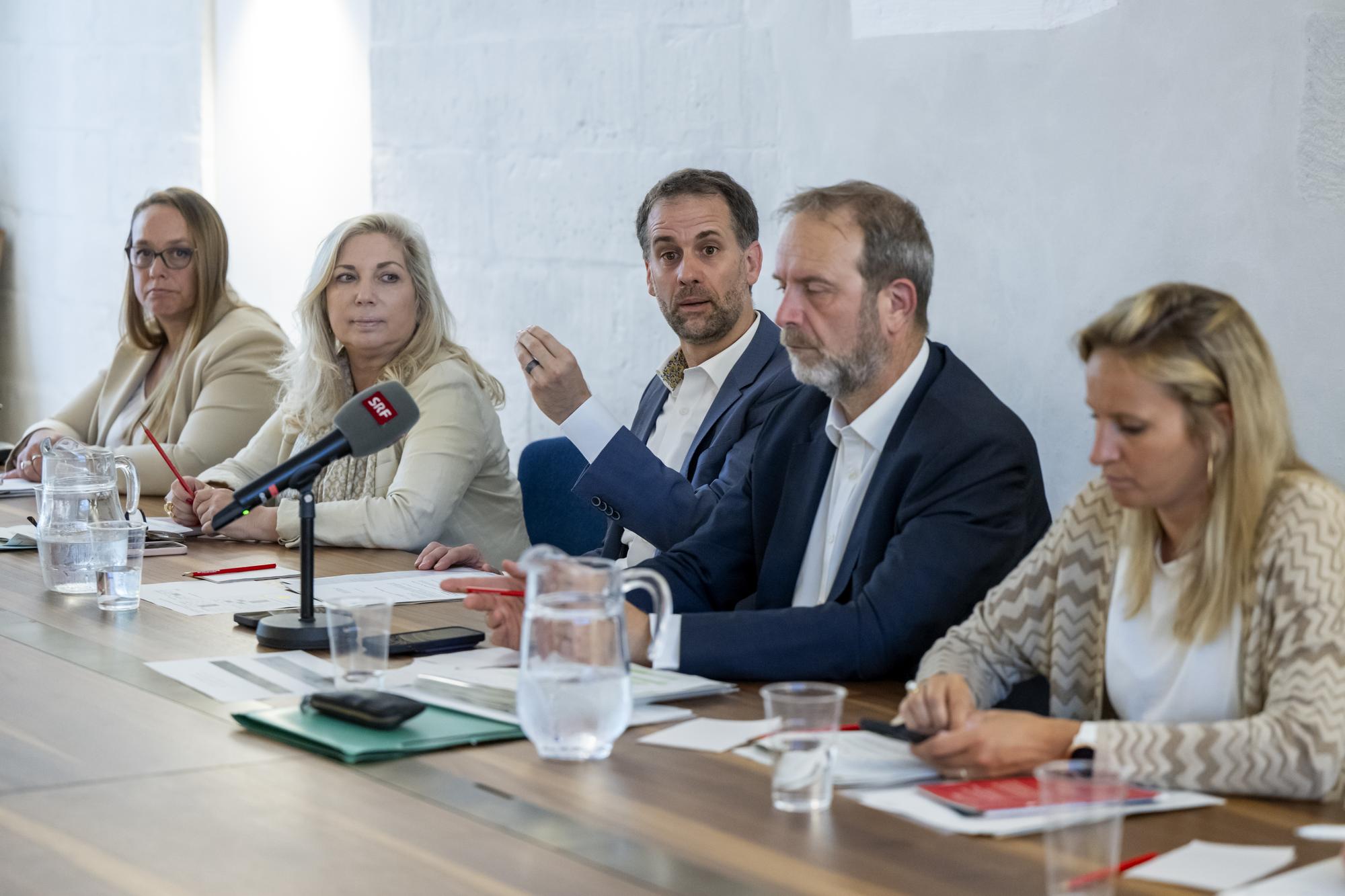 Les conseillers d'Etat genevois, Carole-Anne Kast, Nathalie Fontanet, Antonio Hodgers et president, Thierry Apotheloz, Delphine Bachmann, de gauche a droite, s'expriment, lors d'un point de presse sur les resultats des votations des objets federaux et cantonaux et le seul objet communale en ville de geneve, ce dimanche 18 juin 2023 a Geneve. Les citoyens suisses et genevois ont votes sur trois objets federaux: Arrete federal sur une imposition particuliere des grands groupes d'entreprises, Loi sur les objectifs en matiere de protection du climat et sur la Loi federale COVID-19 et les 6 objets cantonaux genevois: Initiave pour la creation d?emplois sociaux et ecologiques et la reduction de la duree du travail (initiative 1000 emplois), Initiative pour un conge parental maintenant !, Initiative pour une contribution temporaire de solidarite sur les grandes fortunes, Loi constitutionnelle pour la protection de l?individu dans l?espace numerique, Loi constitutionnelle sur le droit a l?alimentation, Loi sur les estimations fiscales de certains immeubles (LEFI) et le seul objet Ville de Geneve: Acceptez-vous la deliberation du Conseil municipal de la Ville de Geneve, donnant un preavis favorable au plan localise de quartier Acacias 1 (PAV). (KEYSTONE/Martial Trezzini).