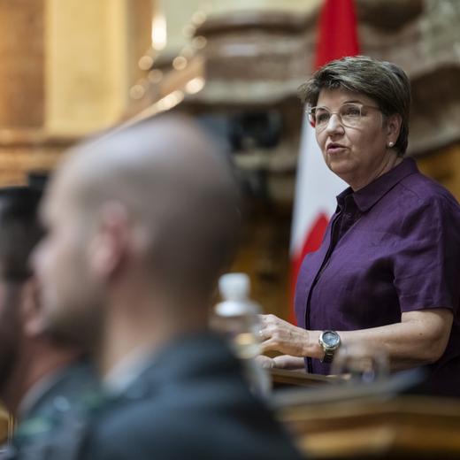 Bundesraetin Viola Amherd spricht am Empfang fuer die Schweizer Medaillengewinnerinnen und -gewinner an den Welt- und Europameisterschaften der laufenden Saison, am Montag, 19. Juni 2023 im Nationalratssaal in Bern. (KEYSTONE/Alessandro della Valle)