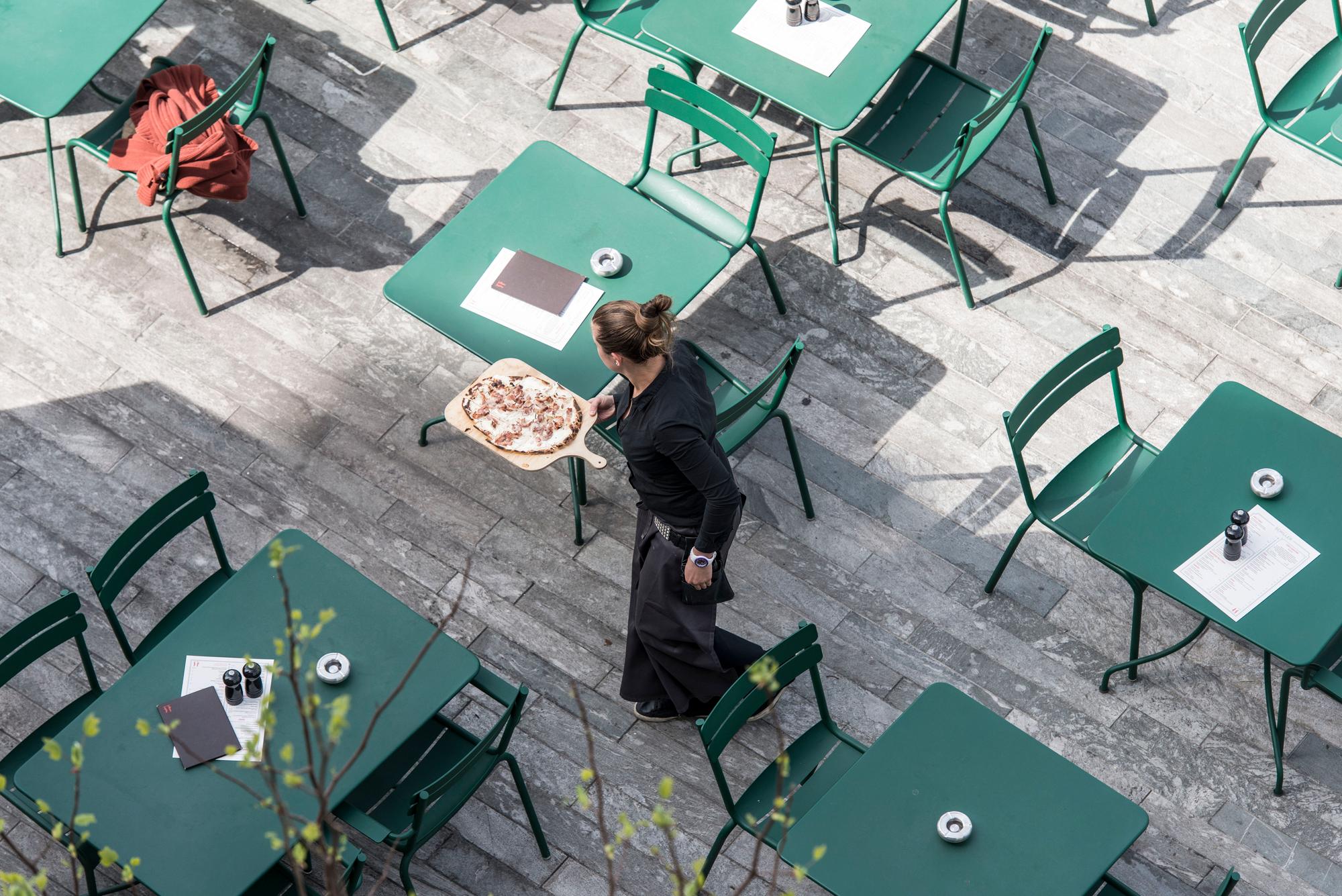 Waiter in a restaurant in Zurich, pictured on (KEYSTONE/Christian Beutler)
