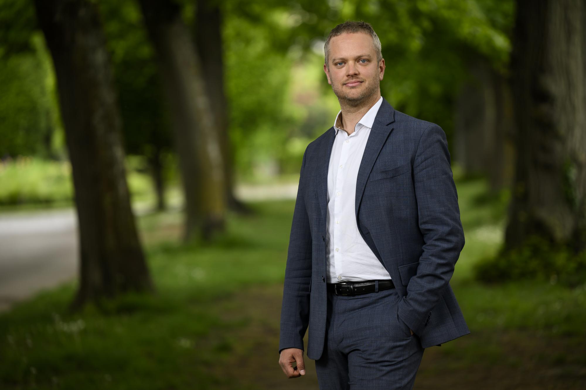 Raphael Mahaim, conseiller national verts vaudois et candidat pour les prochaines elections federales pose le jeudi 11 mai 2023 a Lausanne. (KEYSTONE/Jean-Christophe Bott)