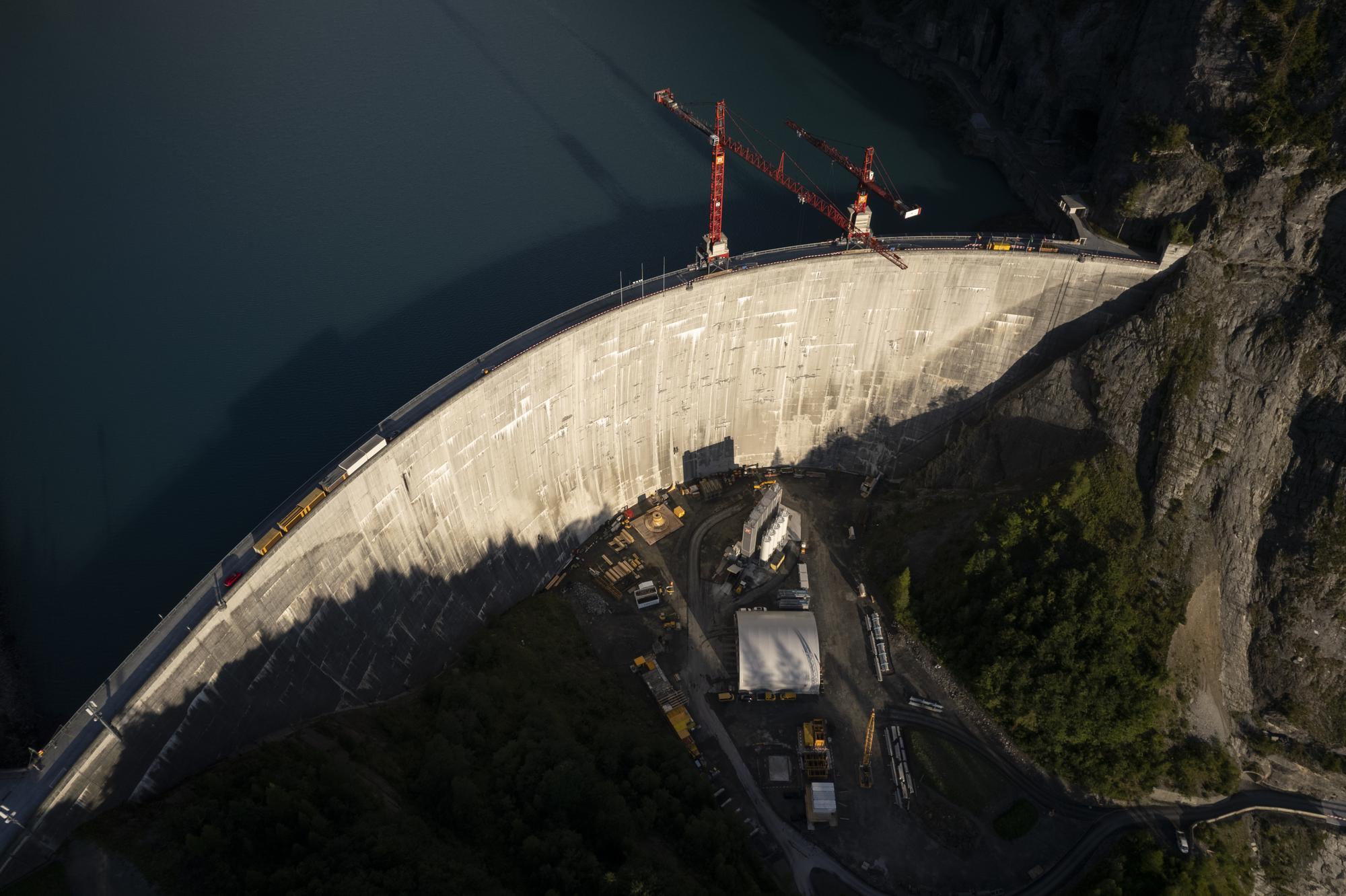 Blick auf die Baustelle der Axpo und Kraftwerke Sarganserland an der Gigerwald-Stauseemauer, aufgenommen am Dienstag, 6. September 2022, in Vaettis. Die Unternehmen wollen wegen fortschreitender Verlandung Sanierungsmassnahmen im Umfang von 25 Millionen Franken vornehmen. Die Arbeiten sollen bis Ende April 2023 dauern. (KEYSTONE/Gian Ehrenzeller)