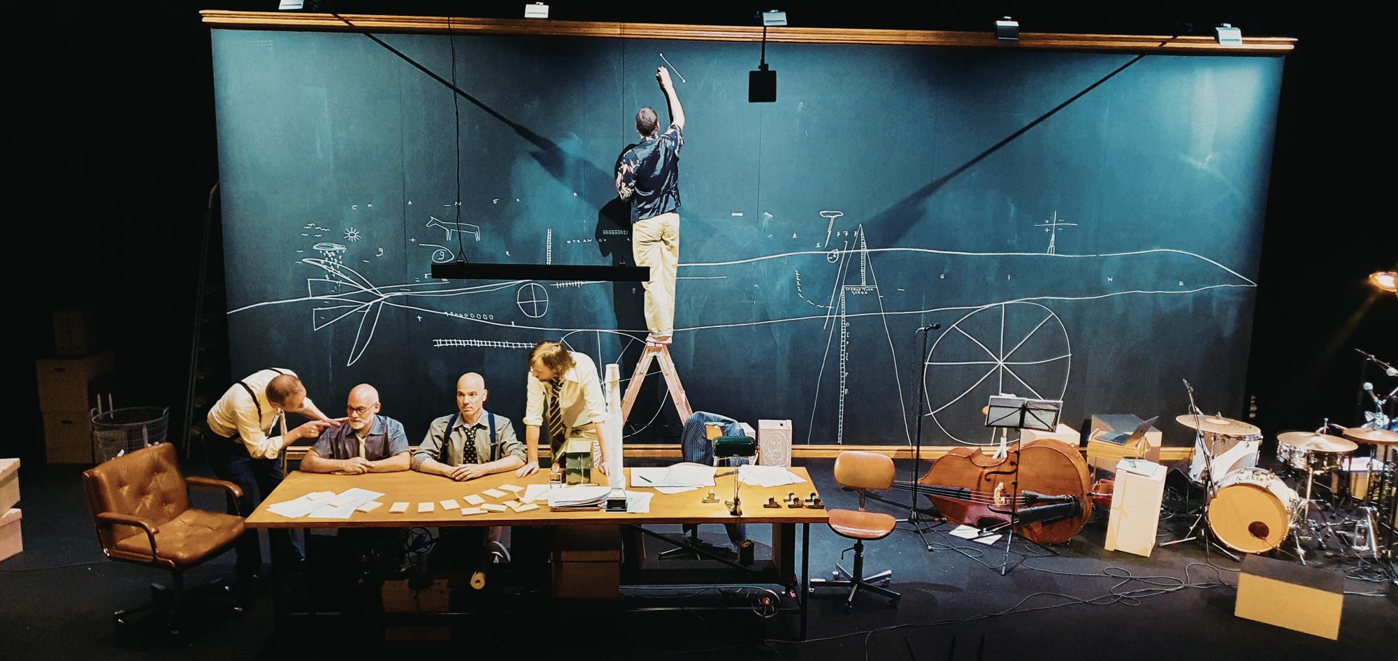 Dans ce spectacle dit et chanté, Thierry Romanens et Andrea Novicov s'associent pour parler de la crise de la finance.